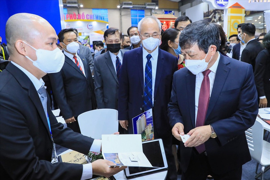 Các vị đại biểu tham quan các gian hàng tại Hội chợ. Ảnh: Hoàng Minh