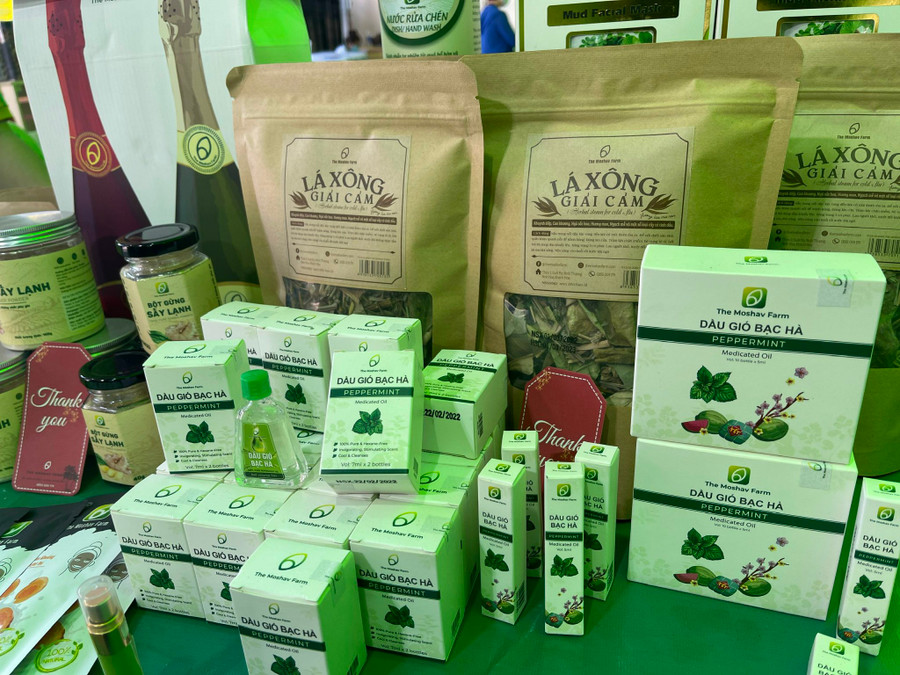 Các dòng sản phẩm khác như dầu gió bạc hà, bột gừng sấy lạnh cũng được rất nhiều khách hàng lựa chọn trong thời điểm dịch bệnh.