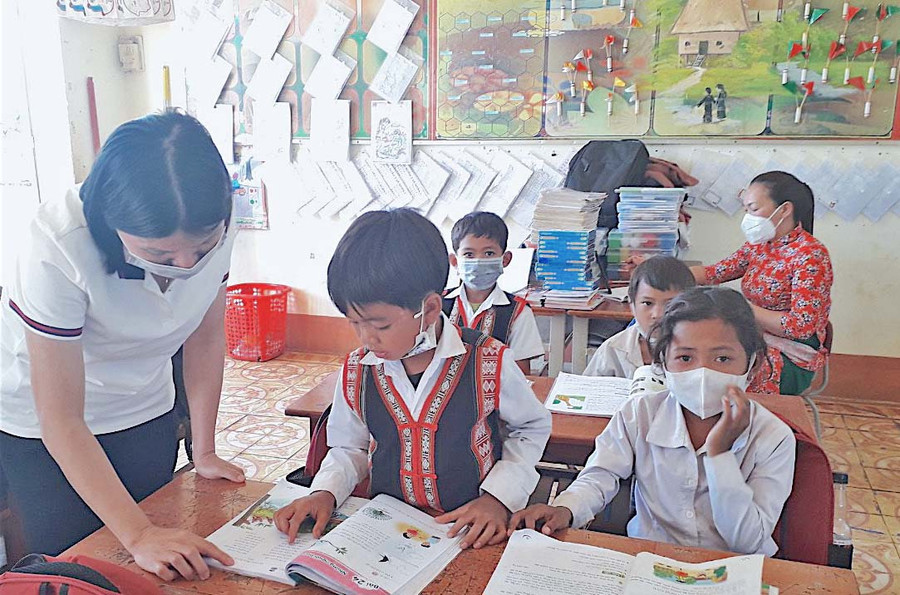Trường Tiểu học Ia Nhin (xã Ia Nhin, huyện Chư Păh) đã hoàn chỉnh dự kiến phân công giáo viên giảng dạy lớp 3 trong năm học tới, đảm bảo định mức 1,2 giáo viên/lớp. Ảnh: Mộc Trà