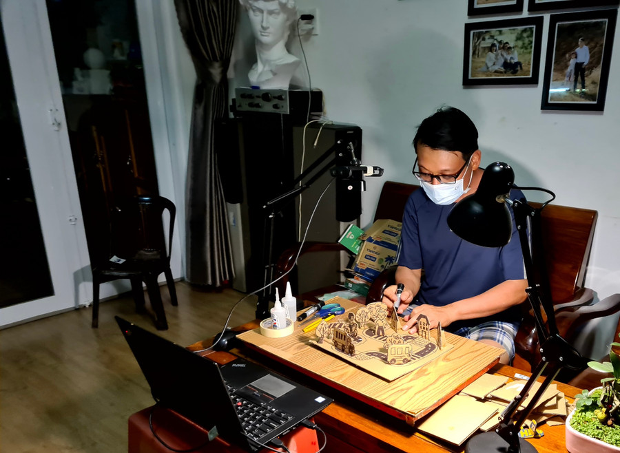 Họa sĩ Đinh Việt Thanh thực hiện video clip tạo hình chủ đề cuộc sống quanh em, qua đó giúp tăng tính kết nối và tăng hứng thú học tập đối với học sinh 2.jpg