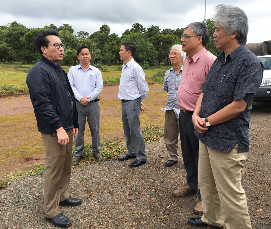 PGS. TS Trần Đình Thiên-Nguyên Viện trưởng Viện Kinh tế Việt Nam trong chuyến khảo sát tại Dự án sân golf Đak Đoa do Tập FLC làm chủ đầu tư. Ảnh: Hà Duy