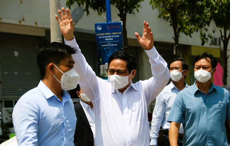 Thủ tướng Phạm Minh Chính vẫy tay chào người dân khi về thăm khu nhà ở xã hội Định Hòa, thành phố Thủ Dầu Một. Ảnh: Đình Trọng Thủ tướng Phạm Minh Chính vẫy tay chào người dân khi về thăm khu nhà ở xã hội Định Hòa, thành phố Thủ Dầu Một. Ảnh: Đình Trọng