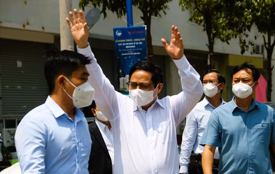  Thủ tướng Phạm Minh Chính vẫy tay chào người dân khi về thăm khu nhà ở xã hội Định Hòa, thành phố Thủ Dầu Một. Ảnh: Đình Trọng