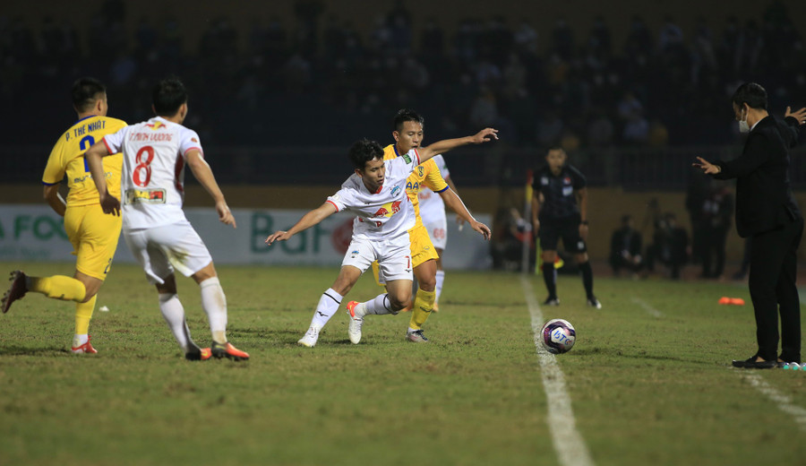 Hồng Duy và đồng đội đang chấp chới. Ảnh: Minh Tú