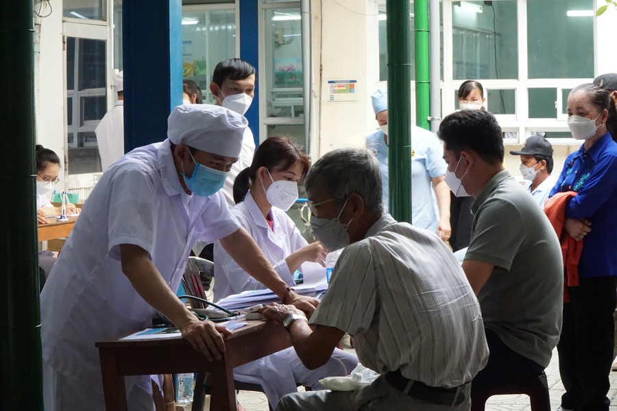 Bệnh nhân được khám sàng lọc hậu Covid-19 trước khi các chuyên gia tâm lý tư vấn