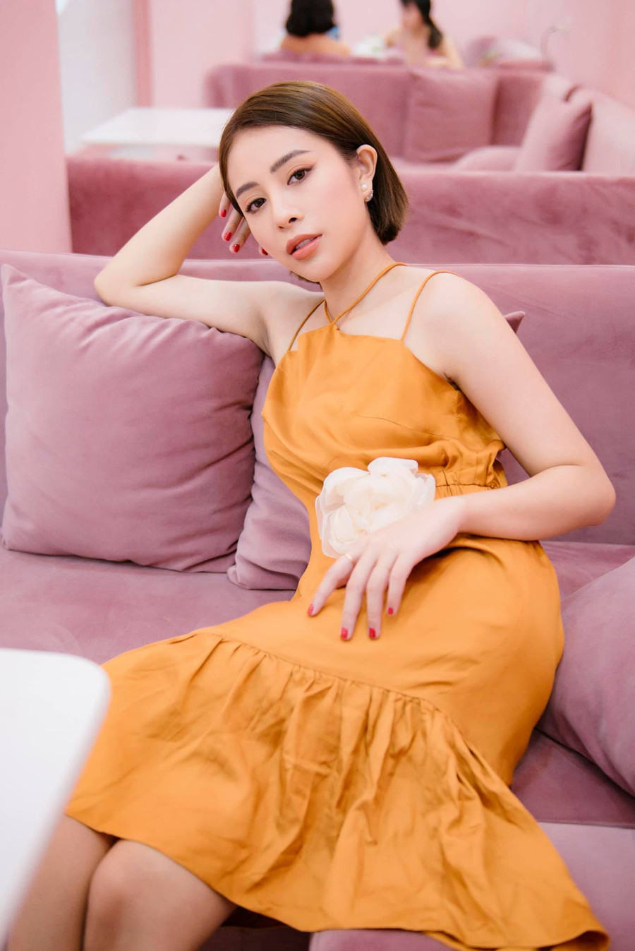 Chiếc đầm màu cam nhạt cho một buổi đi chơi phố với những người bạn thân thiết hoặc các đối tác lâu năm.