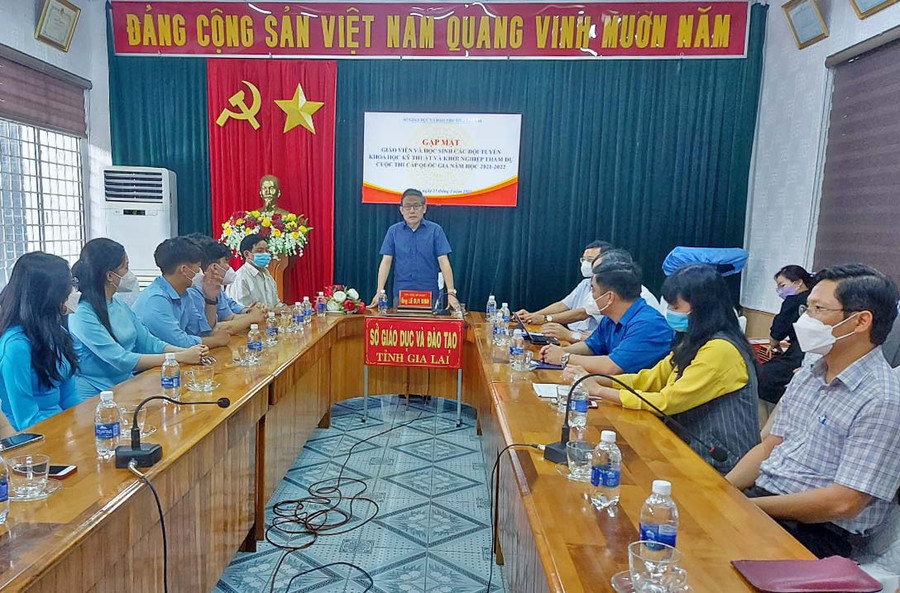 Giám đốc Sở GD-ĐT Lê Duy Định phát biểu động viên học sinh tại buổi gặp mặt. Ảnh: Thiên Di