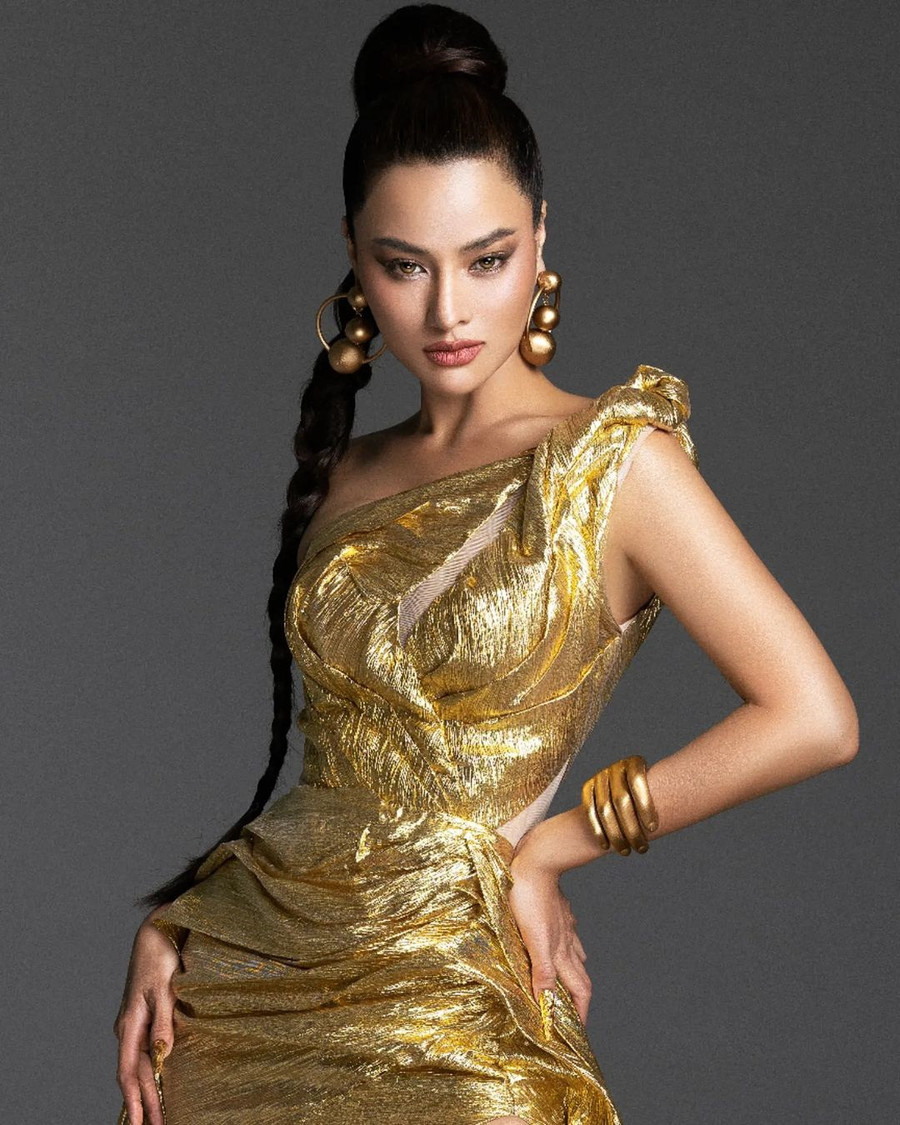 Vũ Thu Phương trong một thiết kế khác cùng tone vàng. Phải chăng đây là hình ảnh ẩn dụ mang ý nghĩa về sự 