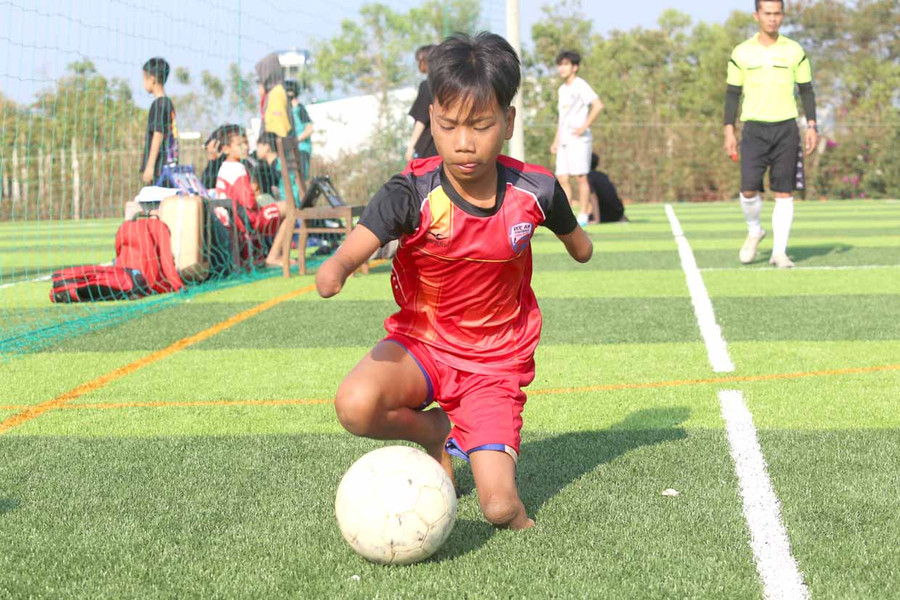 Được Mạnh Thường Quân hỗ trợ 20 triệu đồng năm, em Đức (làng Tiêng, xã Tân Sơn, TP. Pleiku) có cơ hội tiếp tục theo đuổi con chữ và niềm đam mê với bóng đá. Ảnh: Lê Văn Ngọc