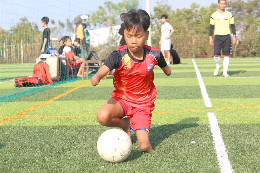 Được Mạnh Thường Quân hỗ trợ 20 triệu đồng năm, em Đức (làng Tiêng, xã Tân Sơn, TP. Pleiku) có cơ hội tiếp tục theo đuổi con chữ và niềm đam mê với bóng đá. Ảnh: Lê Văn Ngọc