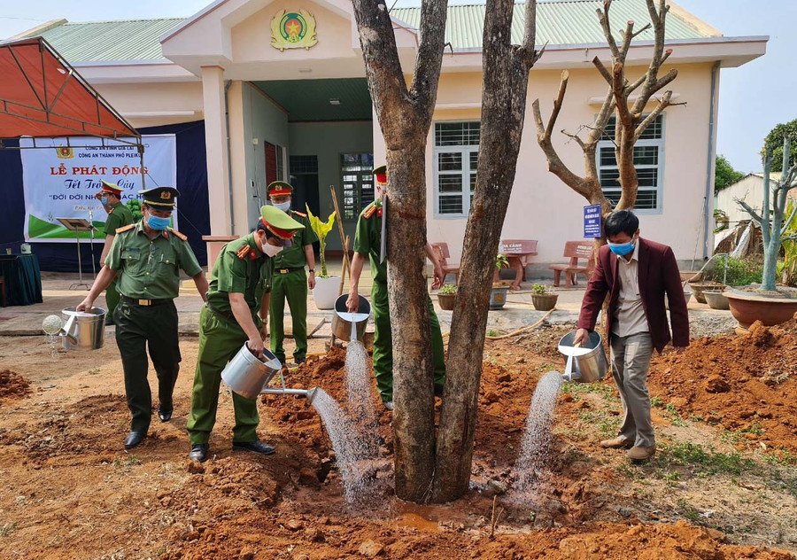 Lãnh đạo Công an TP. Pleiku trồng cây tại khuôn viên trụ sở Công an xã Chư Á, TP. Pleiku. Ảnh: Hà Tây