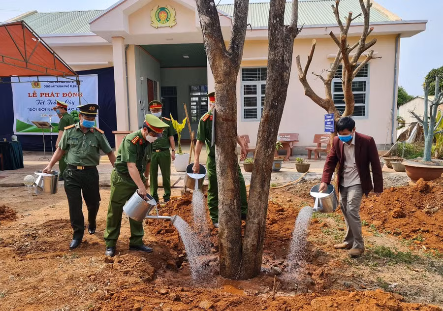 Lãnh đạo Công an TP. Pleiku trồng cây tại khuôn viên trụ sở Công an xã Chư Á, TP. Pleiku. Ảnh: Hà Tây
