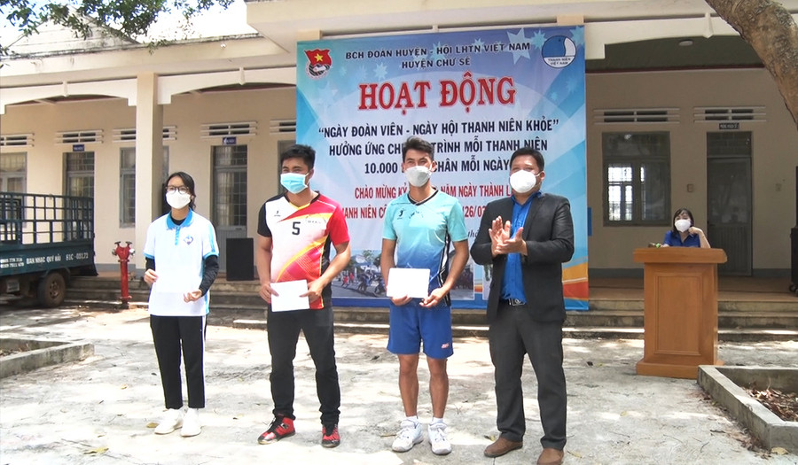 Ban tổ chức trao giải cho các đội thi. Ảnh: Mỹ Đức  Trao giải cho các đội thi. Ảnh: Mỹ Đức