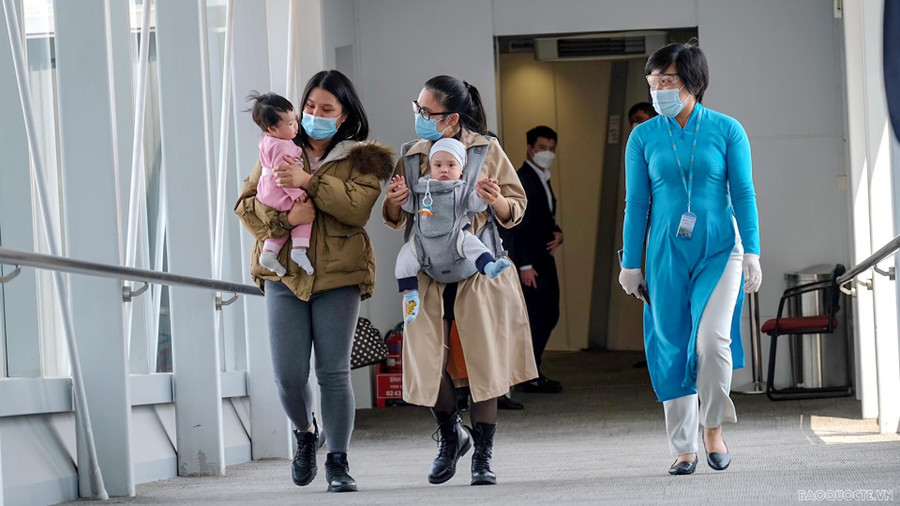 Bà con người Việt về đến sân bay Nội Bài an toàn vào trưa ngày 8.3. Ảnh: Nguyễn Hồng