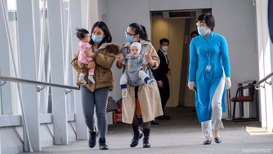 Bà con người Việt về đến sân bay Nội Bài an toàn vào trưa ngày 8.3. Ảnh: Nguyễn Hồng