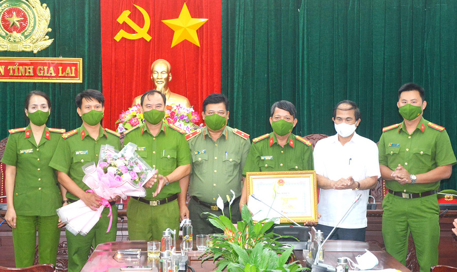 Chủ tịch UBND tỉnh Võ Ngọc Thành (thứ 2 từ phải sang) tặng bằng khen cho Phòng Cảnh sát Điều tra tội phạm về Ma túy (Công an tỉnh). Ảnh: Hữu Trường Chủ tịch UBND tỉnh Võ Ngọc Thành tặng bằng khen cho Phòng Cảnh sát Điều tra tội phạm về Ma túy (Công an tỉnh). Ảnh: Hữu Trường