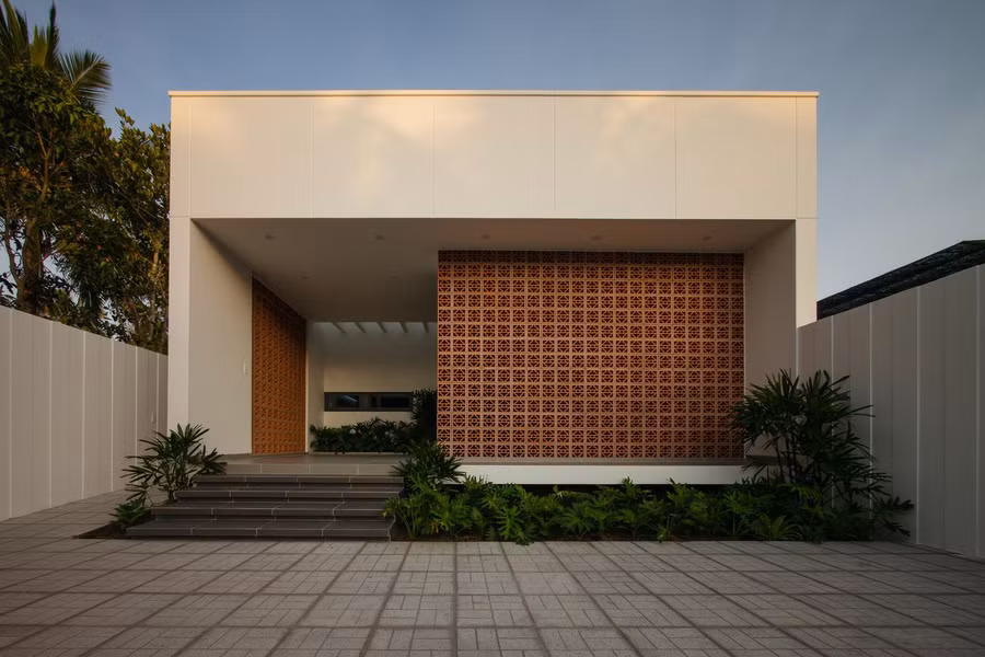 Đây là ngôi nhà có diện tích rộng và mặt tiền hướng Tây, cách trung tâm thành phố Bến Tre khoảng 10km. Chủ nhà là một gia đình trẻ, họ mong muốn tổ ấm của mình là nơi tràn ngập sự ấm cúng và thư thái, sau những giờ làm việc mệt mỏi.