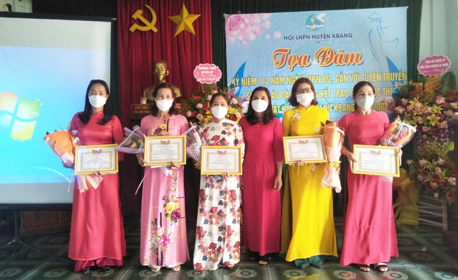 Ban tổ chức tặng giấy khen cho các cơ sở Hội đạt giải trong cuộc thi 