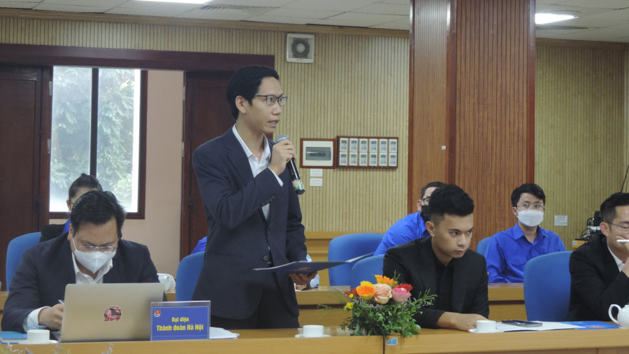 PGS Lê Văn Lịch góp ý kiến tại hội nghị. Ảnh: Nhật Nam