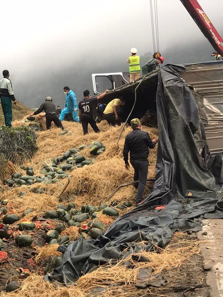 Chiếc xe chở dưa hấu bị mất lái rồi lật xuống đường. Ảnh: C.T.V