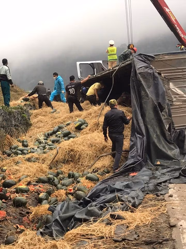 Chiếc xe chở dưa hấu bị mất lái rồi lật xuống đường. Ảnh: C.T.V