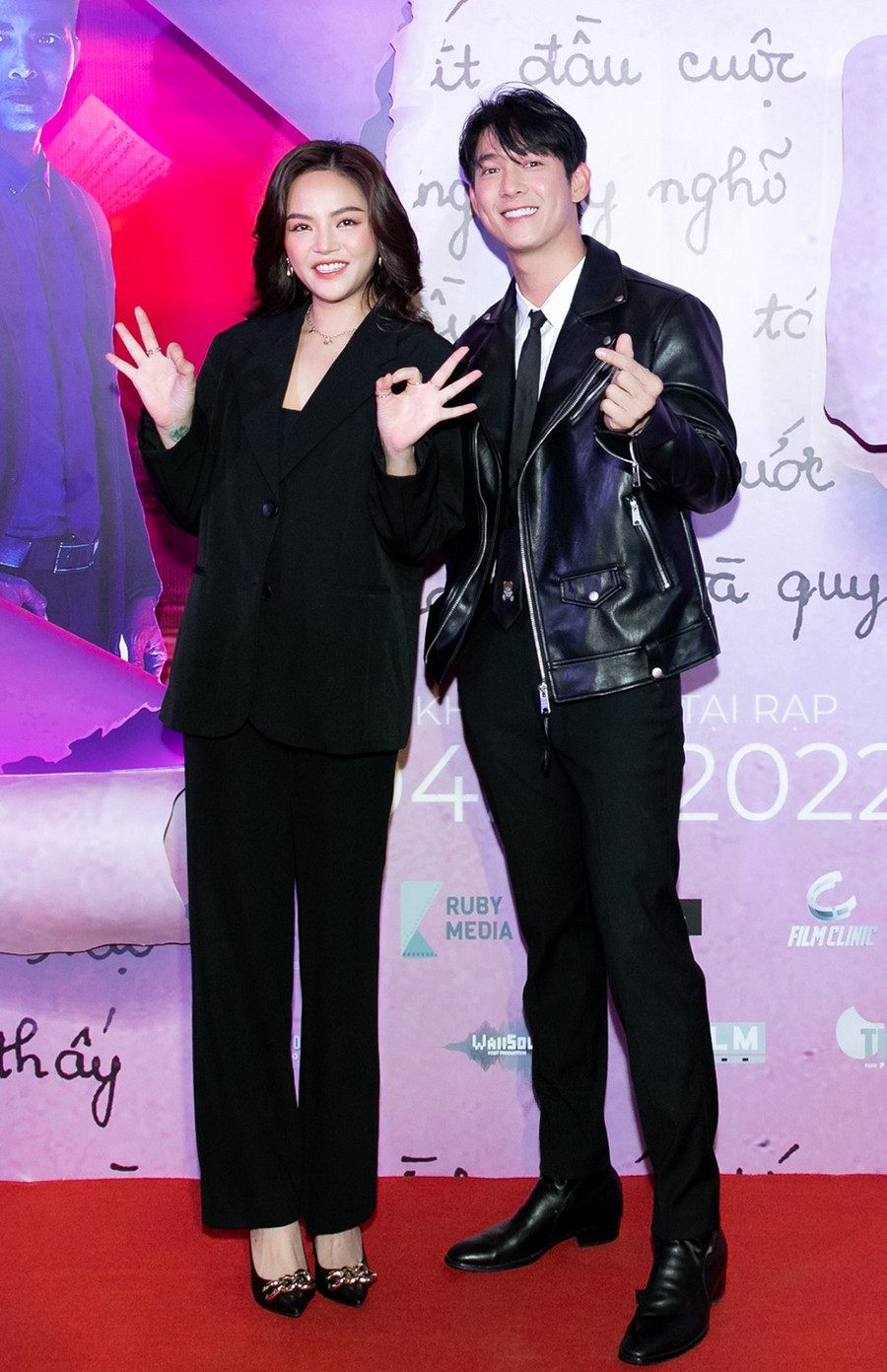 Thu Quỳnh và Song Luân diện cùng tone đen, khoát tay nhau dự thảm đỏ. Ảnh: ĐPCC