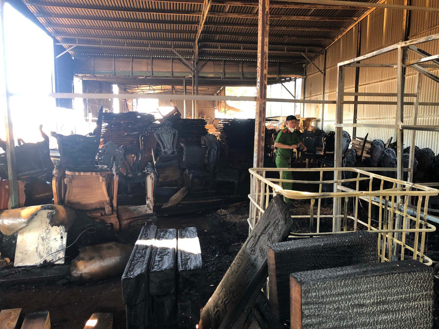 Ngọn lửa gây thiệt hại nặng nề đến xưởng gỗ. Ảnh: Văn Ngọc