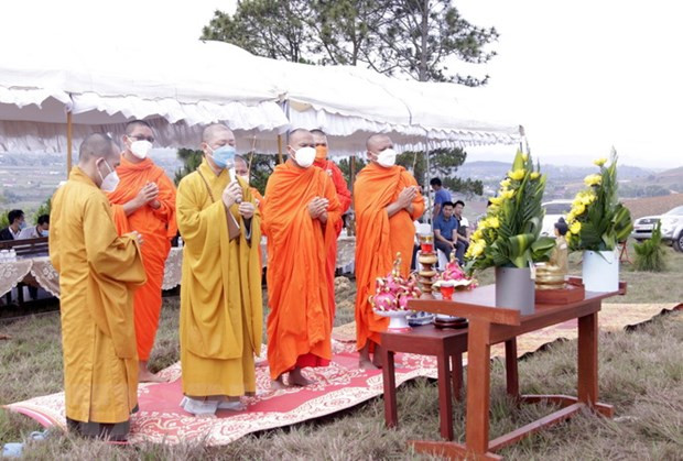 Các chư tăng hai nước thực hiện các nghi thức tâm linh trước khi tiến hành động thổ. Ảnh: Phạm Kiên/TTXVN Các chư tăng hai nước thực hiện các nghi thức tâm linh trước khi tiến hành động thổ. Ảnh: Phạm Kiên/TTXVN