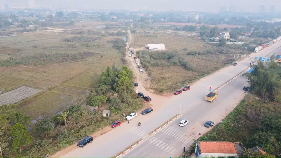  Khu vực đường dẫn cầu Bắc Luân 2, nơi “cò đất” đang tung chiêu quảng cáo, thổi giá gắn với tuyến cao tốc Vân Đồn - Móng Cái. Ảnh: N.H