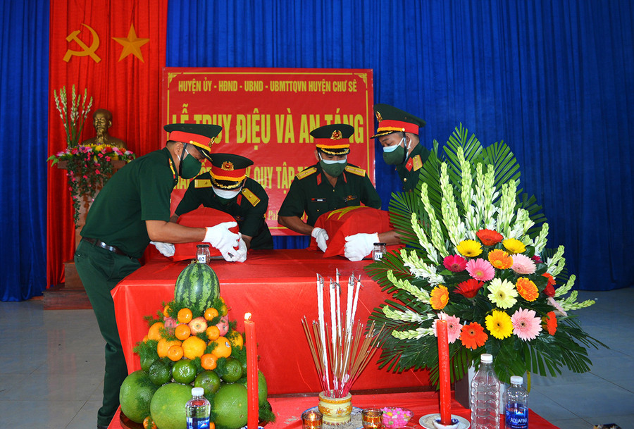 Cán bộ, chiến sĩ lực lượng vũ trang tổ chức lễ viếng và lễ truy điệu liệt sĩ tại UBND xã Ia Pal. Ảnh: Văn Hùng