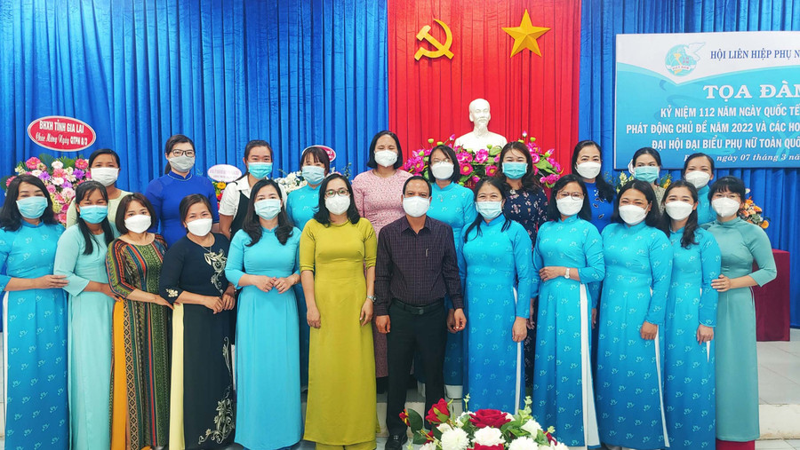 Cán bộ, hội viên Hội LHPN TP. Pleiku chụp ảnh lưu niệm. Ảnh: Đinh Yến Cán bộ, hội viên Hội LHPN TP. PLeiku chụp ảnh lưu niệm. Ảnh: Đinh Yến