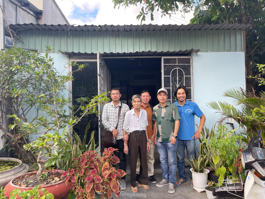 Nhóm phóng viên báo Tiền Phong chụp ảnh cùng ông Nguyễn Xuân Viên. Ảnh: PV