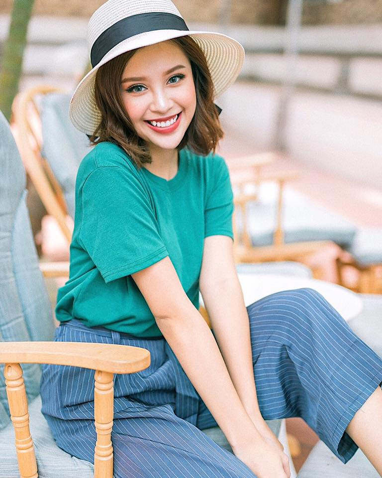 Phong cách thời trang của người đẹp sinh năm 1998 khá đa dạng. Công việc nào, trang phục đó, người đẹp rất hiểu biết về thời trang và có khả năng phối kết đồ tinh tế, sành điệu.