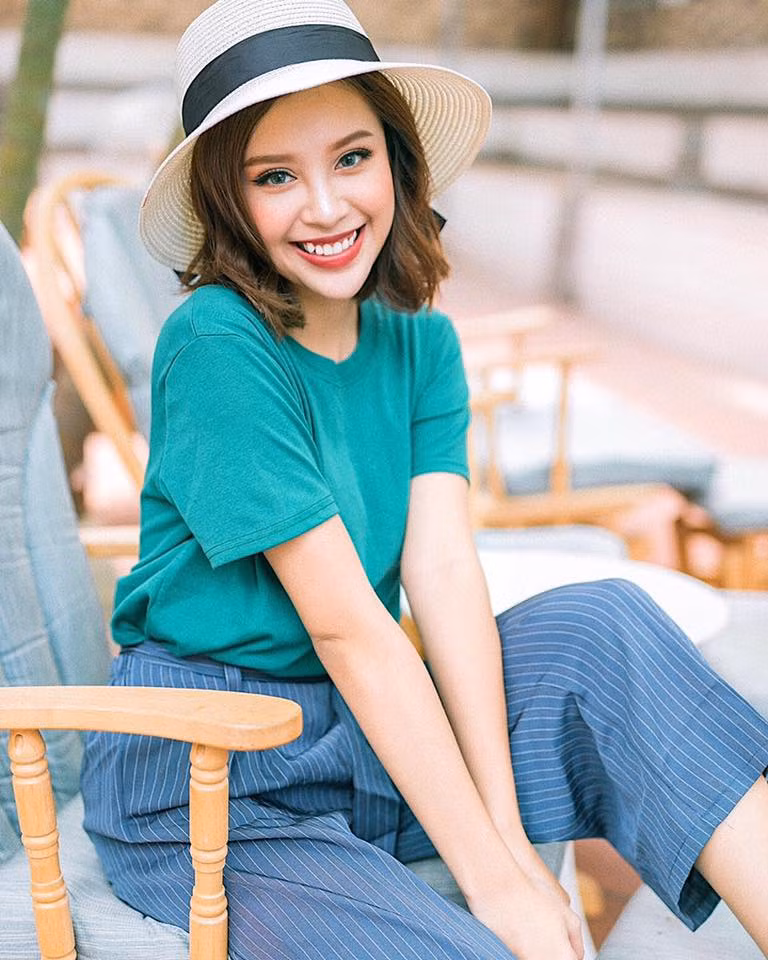 Phong cách thời trang của người đẹp sinh năm 1998 khá đa dạng. Công việc nào, trang phục đó, người đẹp rất hiểu biết về thời trang và có khả năng phối kết đồ tinh tế, sành điệu.