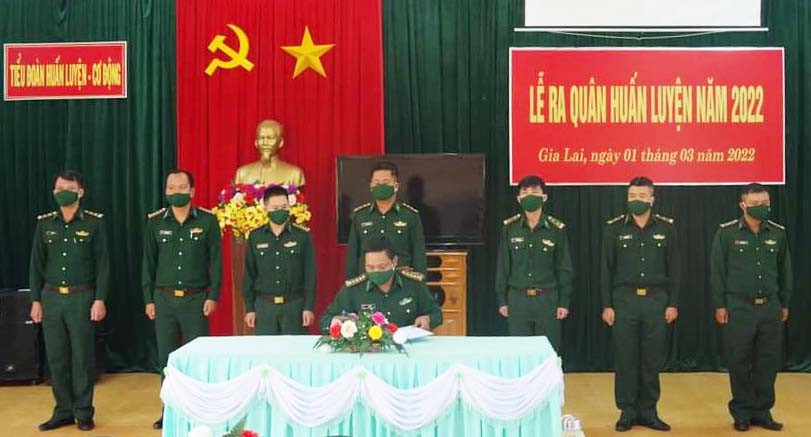 Các đại đội, bộ phận trực thuộc Tiểu đoàn ký giao ước thi đua. Ảnh: Anh Huy