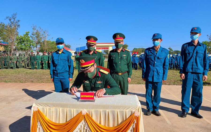 Ký giao ước thi đua huấn luyện năm 2022. Ảnh: Vĩnh Hoàng