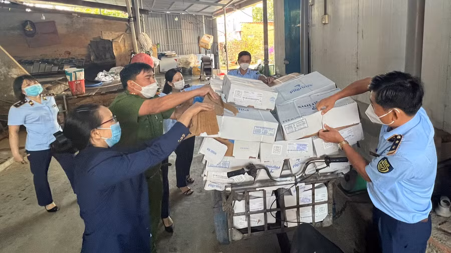 Thực phẩm đông lạnh đựng trong thùng giấy đều có xuất xứ nước ngoài. Ảnh: Quỳnh Anh