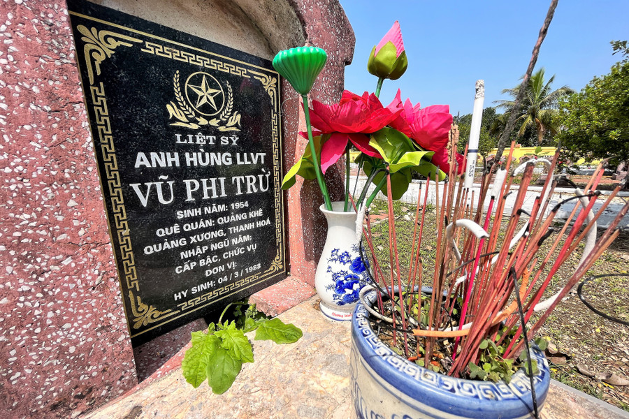Mộ tượng trưng của Anh hùng - liệt sĩ Vũ Phi Trừ tại nghĩa trang liệt sĩ H.Quảng Xương (Thanh Hóa) ghi sai năm sinh và ngày hy sinh