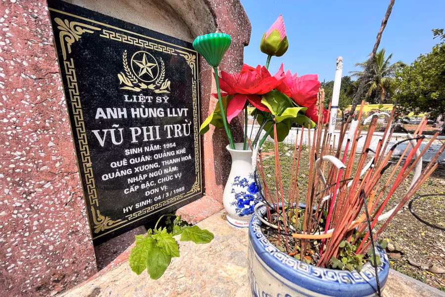 Mộ tượng trưng của Anh hùng - liệt sĩ Vũ Phi Trừ tại nghĩa trang liệt sĩ H.Quảng Xương (Thanh Hóa) ghi sai năm sinh và ngày hy sinh