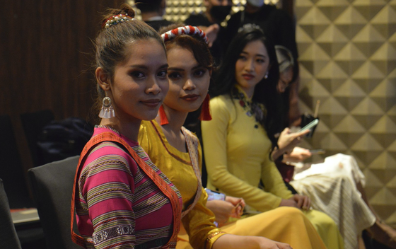 Tại buổi công bố khởi động cuộc thi, nhiều cô gái đại diện các dân tộc Việt Nam rạng rỡ khoe sắc trong trang phục đồng bào mình