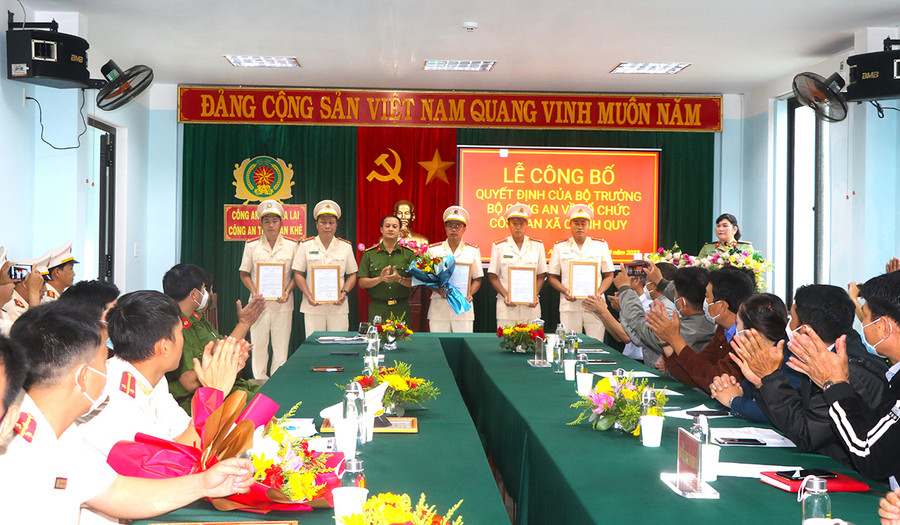  Thừa ủy quyền của Giám đốc Công an tỉnh, Trung tá Nguyễn Thành Huy-Trưởng Công an thị xã An Khê trao các Quyết định của Giám đốc Công an tỉnh cán bộ, chiến sĩ Công an xã chính quy 5 xã. Ảnh Ngọc Minh