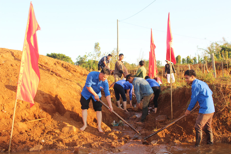  Đoàn viên, thanh niên TP. Pleiku nạo vét kênh mương tại phường Chi Lăng. Ảnh: Phan Lài
