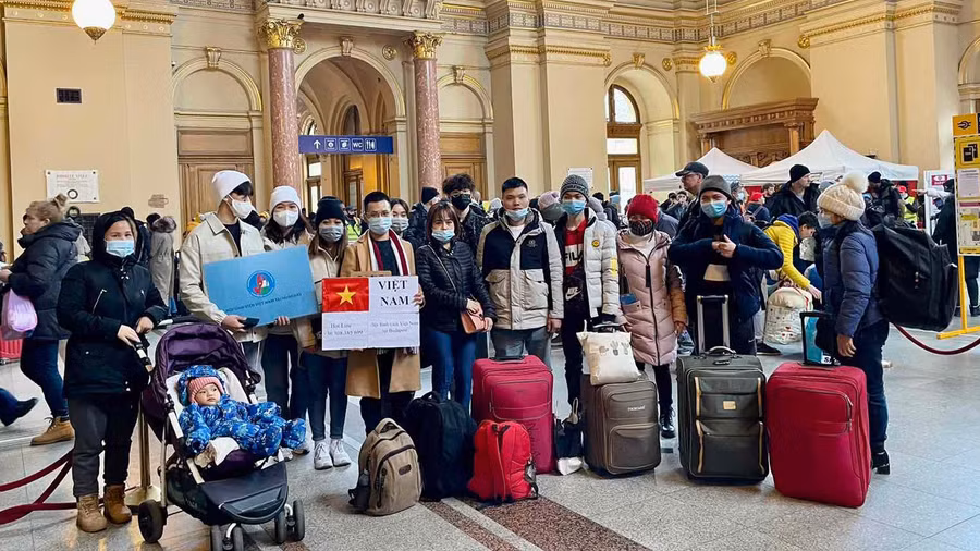 Người Việt tại Ukraine sơ tán sang Hungary. Ảnh: Bộ Ngoại giao
