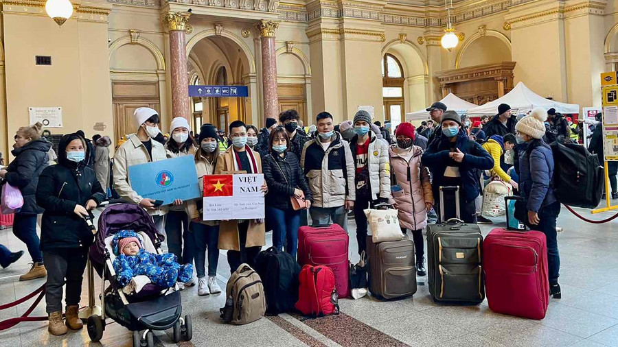 Người Việt tại Ukraine sơ tán sang Hungary. Ảnh: Bộ Ngoại giao