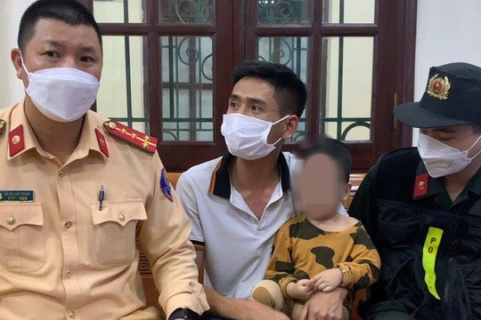 Lực lượng CSGT đã khống chế đưa anh L cùng con trai về trụ sở - Ảnh: Đội CSGT số 2 cung cấp Lực lượng CSGT đã khống chế đưa anh L cùng con trai về trụ sở - Ảnh: Đội CSGT số 2 cung cấp