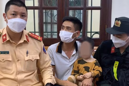 Lực lượng CSGT đã khống chế đưa anh L cùng con trai về trụ sở - Ảnh: Đội CSGT số 2 cung cấp