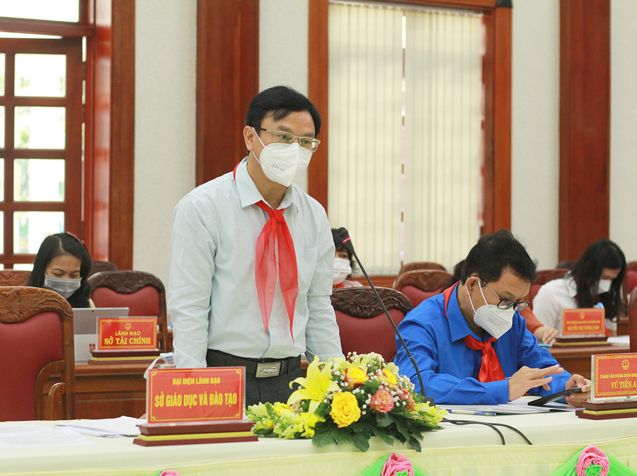 Phó Giám đốc Sở GD-ĐT Nguyễn Văn Long trả lời câu hỏi của các thiếu nhi. Ảnh: Phan Lài Ông Nguyễn Văn Long-Phó Giám đốc Sở Giáo dục và Đào tạo trả lời câu hỏi của các thiếu nhi. Ảnh: Phan Lài