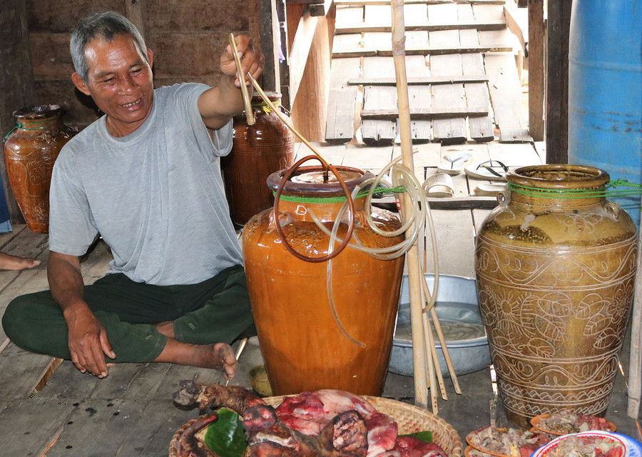 Thầy cúng Nay Hăng thực hiện nghi thức cúng cầu cho vợ chồng ông Ksor Kla. Ảnh: Thiên Di Thầy cúng Nay Hăng đang thực hiẹn nghi thức cúng cầu cho vợ chồng ông Kla. Ảnh: Thiên Di