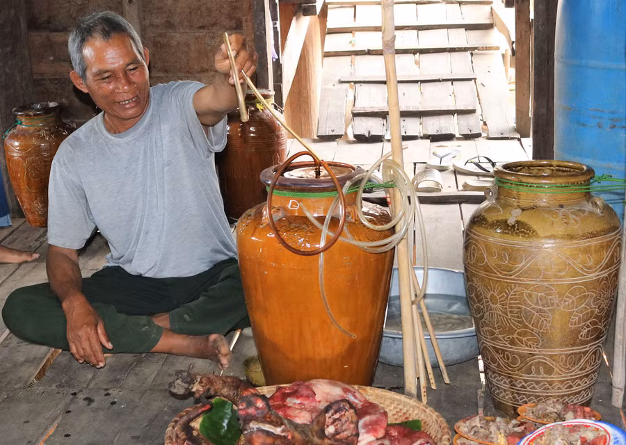 Thầy cúng Nay Hăng đang thực hiẹn nghi thức cúng cầu cho vợ chồng ông Kla. Ảnh: Thiên Di