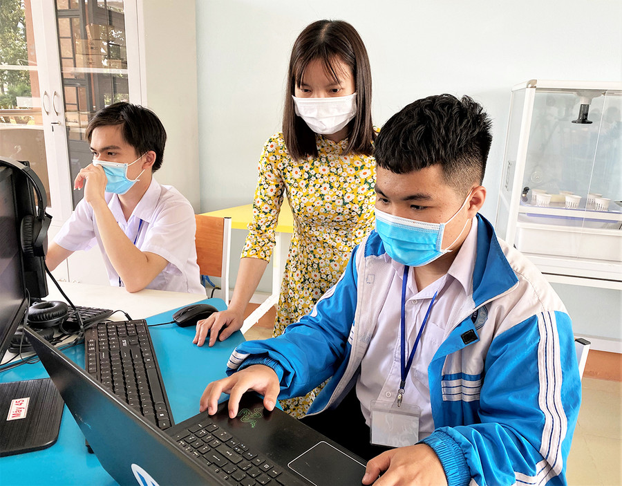  Cô Nguyễn Thị Diệu Hương hướng dẫn học sinh thực hiện đề tài nghiên cứu khoa học. Ảnh: Hà Đức Thành